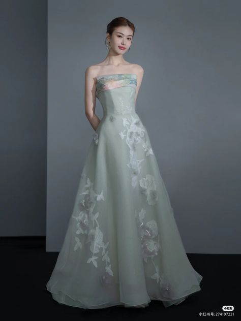 Modern Bridgerton Dress, Pager Ayu, Modern Bridgerton, Chinese Gown, Modern Gown, Lovely Wedding Dress, Neat Casual Outfits, Dreamy Gowns, Simple Gowns