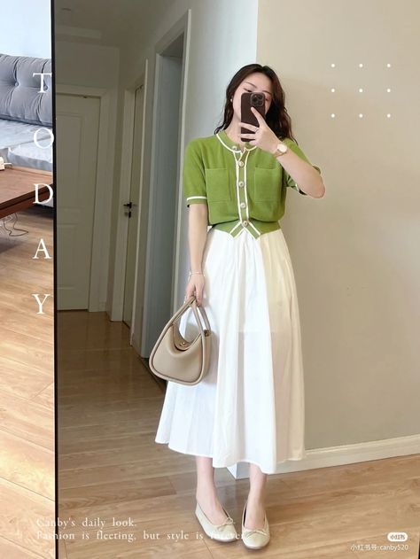 Korean Classy Outfits, Modest Ootd, Green Top Outfit, Ootd Ngampus, Fashion Chinese, Korean Skirt, Outfit Korean Style, Modest Outfit Ideas, Midi Skirt Outfit