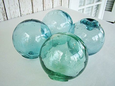 Glass Balls Display, Nautical Decor Diy, Japanese Glass Fishing Floats, Beach Themed Crafts, Glass Fishing Floats, Nautical Crafts, Diy Table Decor, Glass Floats, Fishing Floats