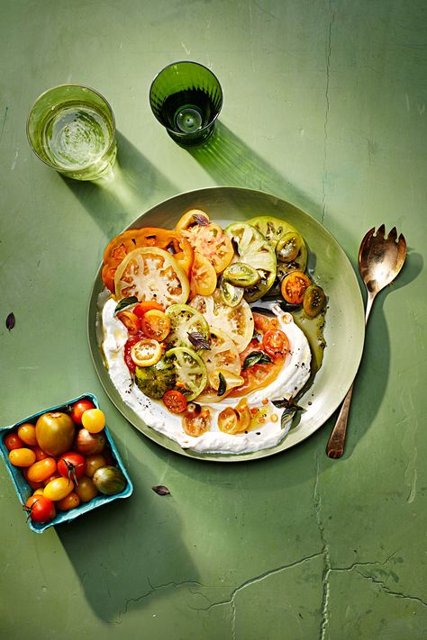 tomato salad with chile yogurt Heirloom Tomato Recipes, Summer Side Dishes Recipes, Fresh Corn Salad, Easy Vegetable Side Dishes, Health Brand, Summer Tomato, How To Cook Beans, Summer Side Dishes, Product Shots