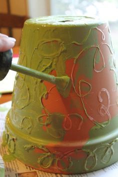 Decorating Terra Cotta Pots, Diy Terra Cotta Pots, Vasos Vintage, Terra Cotta Pot Crafts Diy, Clay Pot Projects, Flower Pot Art, Terra Cotta Pot, Terra Cotta Pot Crafts, Painted Pots Diy