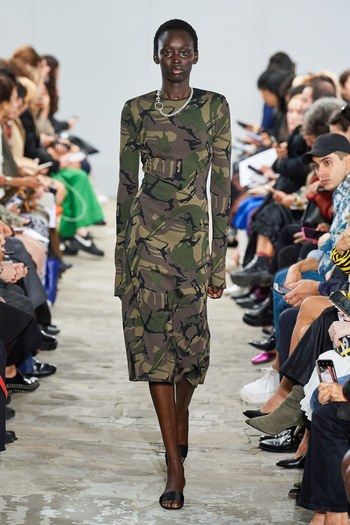 Parisian Style Winter, Army Look, Camouflage Fashion, Print Design Fashion, Catwalk Collection, Vogue Germany, Couture Designers, Over 50 Womens Fashion, Dress For Success