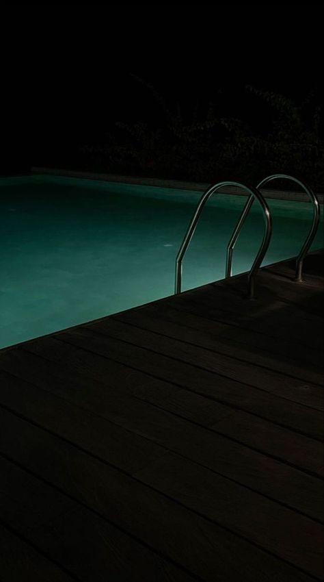 A pool swim in the night Pool Night Pictures, Pool Wall Decor, Room Neon Signs, Pool Area Ideas, Pool Patio Decor, Pool Party Drinks, Pool Patio Designs, Pool House Decor, Swimming Pool Pictures