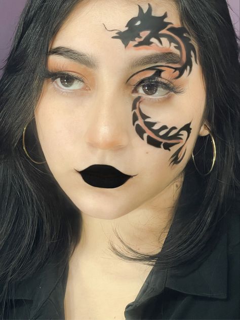 Dragón, maquillaje, figuras, inspo de maquillaje, neutro, oscuro, Dragon Makeup Look, Dragon Face Tattoo, Dragon Tattoo Face, Dragon Face Paint, Dragon Face Painting, Dragon Makeup, Dragon Face, Rose Makeup, Graphic Makeup