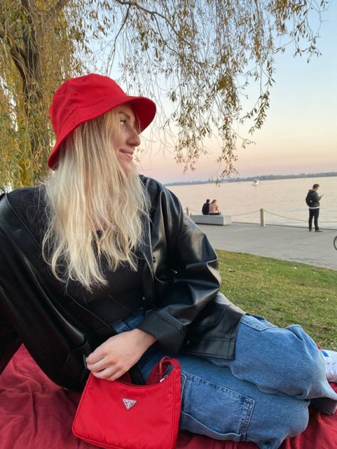 Red prada bag leather jacket outfit fashion red bucket hat ootd #outfits #outfitideas #pradahandbags #aesthetic Red Prada Bag Outfit, Prada Re Edition Bag Outfit, Red Bucket Hat Outfit, Dreamcatcher Concert, Red Prada Bag, Prada Bag Outfit, Red Bag Outfit, Outfits Uni, Fits Casual