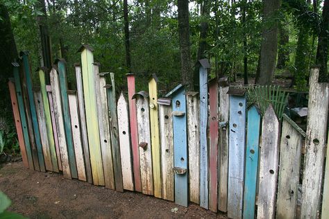 Birdhouse Fence - interesting ... I always "see" birdhouses when I look at a picket fence anyway  **********************************************   Pandorea via flickr - #gardening #garden #design #outdoor #fence #upcycled #picket #birdhouse #DIY - tå√ Birdhouse Fence, Birdhouse Diy, Outdoor Fence, Diy Fence, Garden Shrubs, Pallet Garden, Design Outdoor, Have Inspiration, Backyard Fences