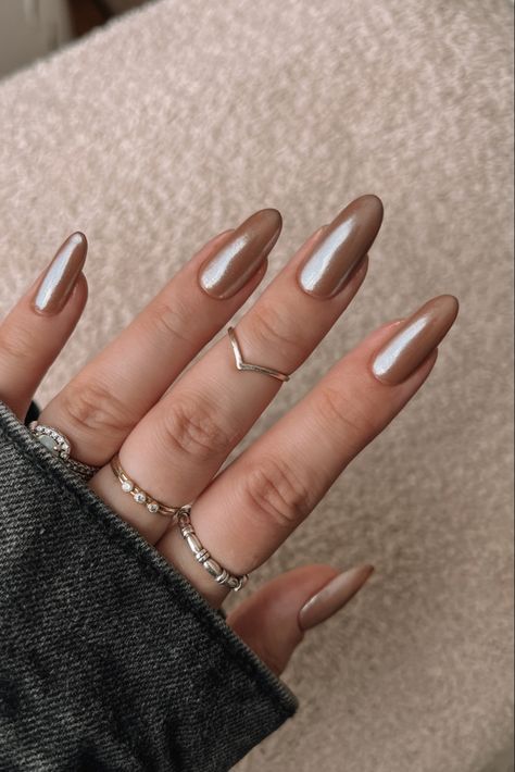 Brown chrome fall nails Hailey Bieber Glazed Donut Nails Brown, Chocolate Brown Glazed Nails, Fall Nails Chrome Powder, French Nails With Chrome Powder, Light Brown Glazed Nails, Short Fall Nails 2023 Simple, Coffee Chrome Nails, Toffee Chrome Nails, Chocolate Glazed Doughnut Nails