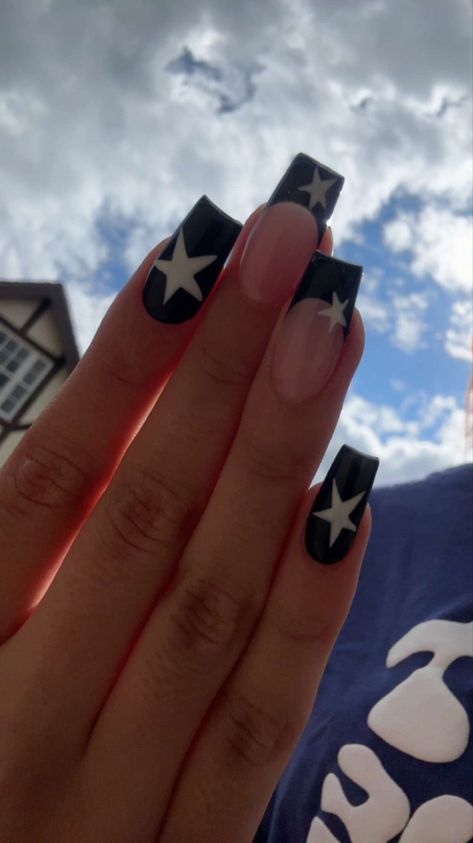 French Tip Star Nails Y2k, Coffin French Tip Nails With Stars, Black French Star Nails, White French Tip Nails With Black Stars, Black Star Nails Square, Nail Design For Medium Nails, Square Black Nails Design, Black French Tip Star Nails, Simple Acrylic Nails Black