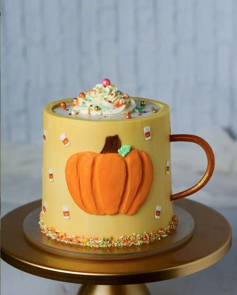 Pumpkin Cakes Decorated, Pumpkin Lust Cake, Fall Round Cake Ideas, Autumn Decorated Cakes, Pumpkin Decorated Cake, Pumpkin Spice Mug Cake, Spice Mug Cake, Pumpkin Spice Latte Cake, Cake Sprinkles