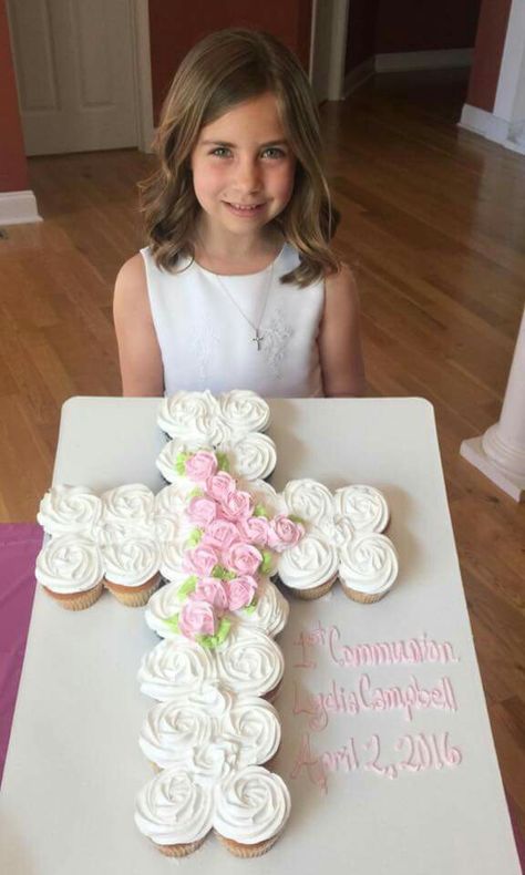 First Communion … Más Decoration Communion, First Communion Banner, First Holy Communion Cake, Recuerdos Primera Comunion Ideas, Communion Hairstyles, Confirmation Party, Holy Communion Cakes, Holy Communion Party, First Communion Cakes