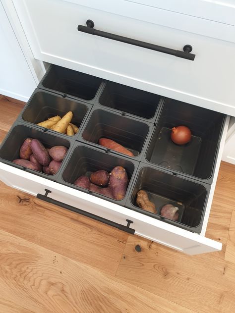 Seasonal Storage Ideas, Veggie Drawer, Vegetable Drawer, House Storage, Kitchen Utensil Organization, House Organisation, Kitchen Organization Diy, Kitchen Organisation, Organisation Hacks