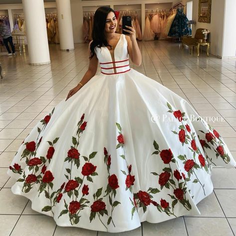 White Charro Quinceanera Dresses, Charo Quinceanera Dresses, Black Quince Dresses, Floral Gowns, Vestido Charro, Big Mansions, Red Flower Dress, Mexican Quinceanera Dresses, Quinceanera Themes Dresses