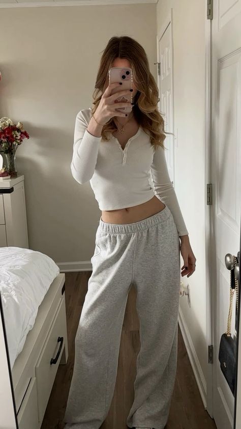 Outfits With Gray Joggers, Sweatpants Outfit Girly, House Wear Outfits Casual, Simple Outfits With Sweatpants, Workout Outfit Sweatpants, How To Style White Joggers, Comfy Outfit Ideas For Home, Straight Legged Sweatpants Outfit, Casual Outfits Lounge