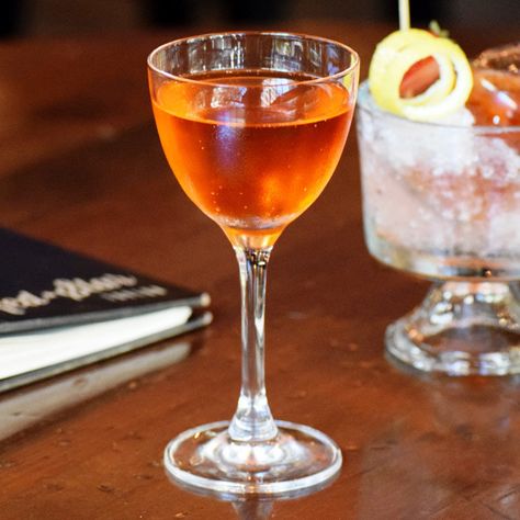 Scarlet Spritz 1 1⁄2 oz Strawberry-infused Aperol 1��⁄2 oz Lillet Blanc apéritif 2 dashes Rhubarb bitters Sparkling wine, chilled Absinthe, for rinsing glass Garnish:  Strawberry Lemon twist Scarlet Spritz, Spritz Recipes, Hugo Spritz, Girly Drinks, Drinks To Try, Spritz Recipe, Cocktail Mixology, Glass Garnish, Spritz Cocktail