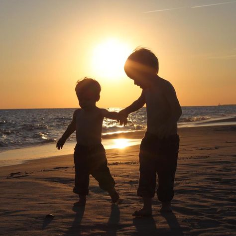 Brothers Family Unity, Big Brother Little Brother, Sibling Poses, Sibling Photography, Brotherly Love, Expressive Art, Family Beach, World Peace, Stay True