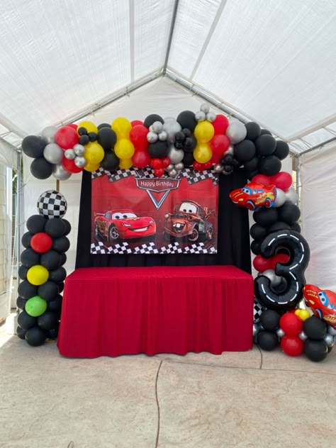 Balloon Garland Square Stand, Cars Theme Birthday Party Decorations Lightning Mcqueen, Mcqueen Decoration Party Ideas, Lightning Mcqueen Baby Shower Theme, Lightning Mcqueen Centerpieces, Cars Baby Shower Theme Disney, Cars Balloon Garland, Mcqueen Birthday Party Decoration, Cars Movie Birthday Party