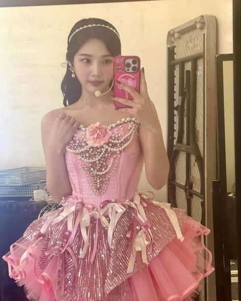 joy pink red velvet Joy Rainbow Dress, Red Velvet Outfits, Kpop Group, Concert Outfits, Red Velvet Joy, Manx, Mode Kpop, Rainbow Dress, Girl Cakes