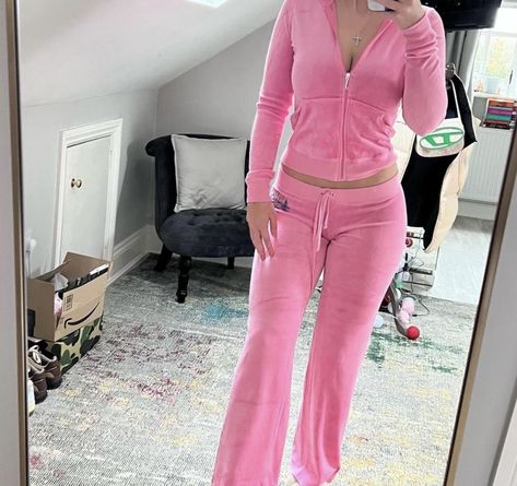 Hot Pink Juicy Couture Tracksuit, Pink Juicy Couture Track Suit, Y2k School Outfits, Juicy Sweatsuit, Track Suit Outfit, Juicy Couture Track Suit, Aesthetic Rosa, Juicy Couture Clothes, Juicy Tracksuit