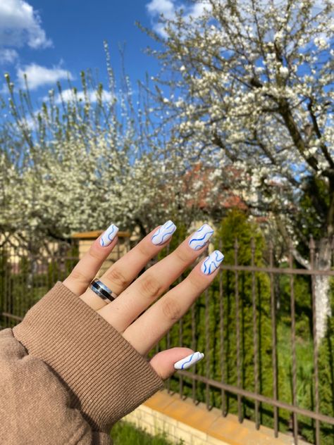 Blue Nails With Black Lines, White Nails With Blue Lines, White Nails With Line Designs, Blue Lines Nails, Navy White Nails, White And Dark Blue Nails, Dark Blue And White Nails, Navy Blue And White Nails, White Nails With Blue