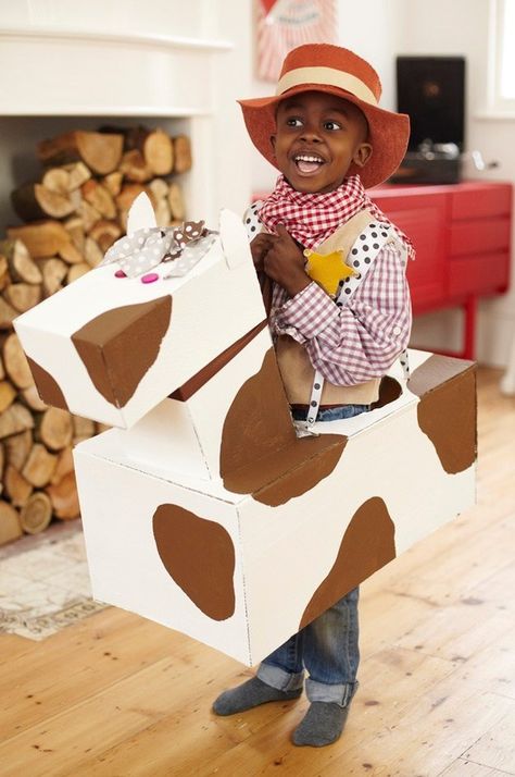 Who’s the sheriff of this town? You are! | 33 Super Easy Cardboard Box Halloween Costumes For Lazy People Diy Cowboy Costume, Easy Costumes To Make, Cowboy Halloween Costume, Boxing Halloween Costume, Diy Fantasia, Costume Carnaval, Cow Costume, Cowboy Costume, Horse Costumes