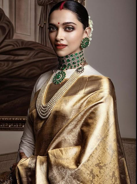 Deepika Padukone Saree, White Sari, Orang India, Saree Hairstyles, Indian Sari Dress, Deepika Padukone Style, Golden Saree, Saree Bollywood, Gaun Fashion