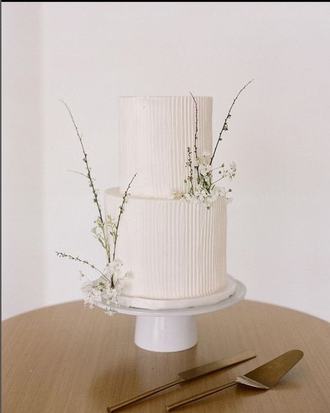 Cake With Flowers, Small Wedding Cakes, Classic Wedding Cake, Dream Wedding Cake, Modern Cakes, Modern Minimalist Wedding, Engagement Cakes, Simple Wedding Cake, Modern Wedding Cake