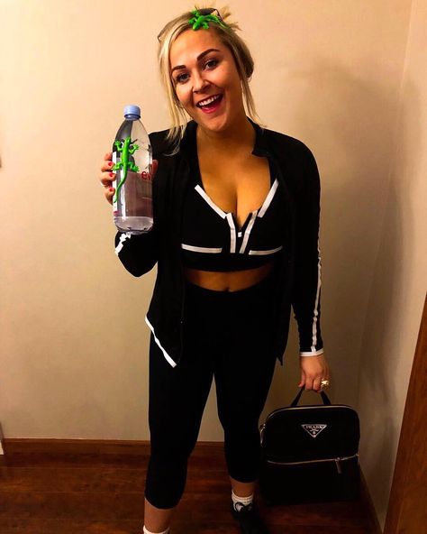 #theparenttrap #meredithblake Meredith Blake Halloween Costume, Meredith Blake Costume, Meredith Blake, Iconic Halloween Costumes, Drunk History, Hot Mess Mom, School Costume, Bff Halloween Costumes, Parent Trap