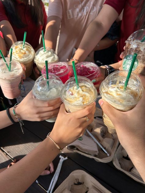 #aesthetic #café #starbucks #friends #iphone Starbucks With Friends Aesthetic, Cafe Friends Aesthetic, Cafe With Friends Aesthetic, Starbucks With Friends, Starbucks Friends, Café Starbucks, Starbucks Aesthetic, Bucket List Book, Story Fake