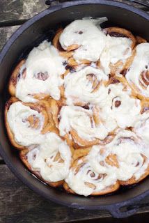 Campfire Cinnamon Rolls, Camping Recipes Breakfast, Campfire Desserts, Camping Breakfast, Dutch Oven Cooking, Dutch Oven Recipes, Campfire Food, Best Banana Bread, Campfire Cooking