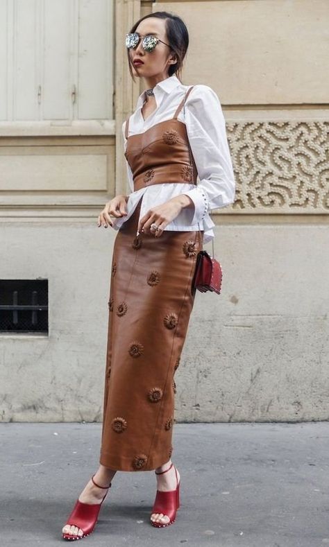 Brown Leather Skirt, Retro Mode, Trendy Dress, Stil Inspiration, Looks Street Style, Women Street, Mode Inspo, Inspired Outfits, Fashion Week Street Style