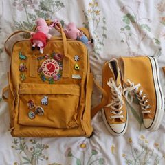 what color is your backpack/bag? • also i always get asked where the flower patch on my kanken is from and i got it on etsy! it didn't come in a circle, i cut it into pieces and put it around the logo 🌞 Yellow Kanken, Mochila Fjallraven Kanken, Amber Wedding, Yellow Things, Fjällräven Kånken, Aesthetic Backpack, Luxurious Hair, Diy Backpack, Crayon Art