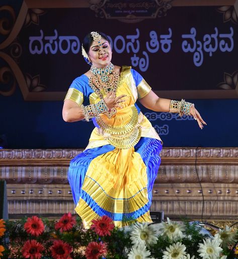 Sudha Chandran Sudha Chandran, Famous Personalities, Shiva Painting, Lord Shiva Painting, Dance Photos, Dancing Queen, Lord Shiva, Love Story, Actresses