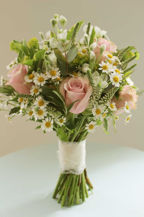 Light Pink Wildflower Bouquet, Light Pink Rose Centerpiece, Simple Bridal Bouquets Summer, Daisy Roses Bouquet, Pink White And Green Flower Bouquet, Outdoor Wedding Bouquet Ideas, Edible Wedding Bouquet, Daisy And Pink Bouquet, Bouquet Wedding Daisy