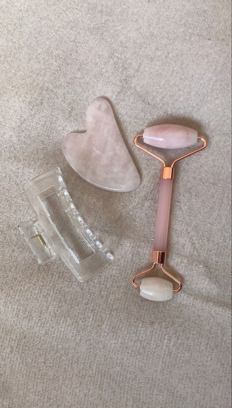 Guasha Roller, Gua Sha And Jade Roller Aesthetic, Pink Guasha Aesthetic, Pink Face Roller, Guasha Rose Quartz, Pinky Girls, Jade Roller, Face Roller, Facial Roller