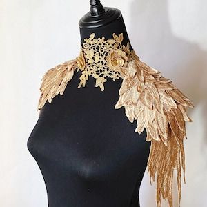 Maleficent Raven, Steampunk Halloween Costumes, Cape Tutorial, Crow Costume, Art Deco Accessories, Cosplay Wings, Feather Cape, Lace Fancy, Mens Beaded Necklaces