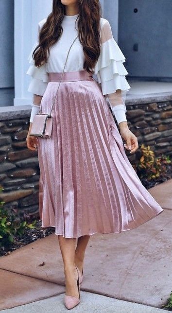 Classy Skirts, Pink Pleated Skirt, Look Rose, Chic Dress Classy, Pleated Skirt Dress, Cute Skirt Outfits, Winter Fashion Outfits Casual, Modest Dresses Casual, Pleated Skirts