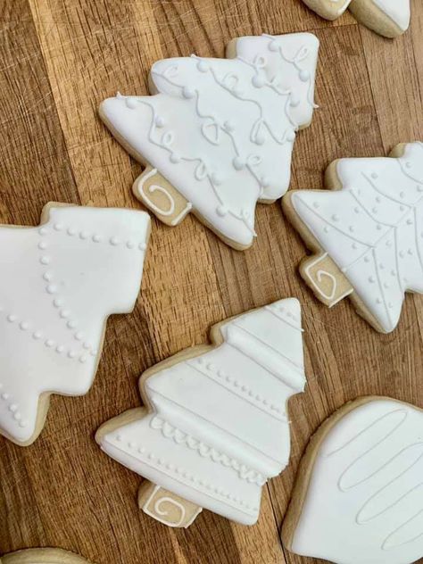 White Gingerbread Cookies, White Decorated Christmas Cookies, White Christmas Cookies Royal Icing, White Christmas Tree Cookies Decorated, White Christmas Cookies Decorated, White Christmas Tree Cookies, White Christmas Cookies, Christmas Cutout Cookies, Christmas Sugar Cookies Decorated