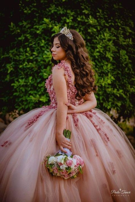 Quince Photoshoot Ideas With Family, Poses For Quinceanera Pictures, Quince Pics, Quince Picture Ideas, Quinceañera Photoshoot, Quinceañera Photoshoot Ideas, Quince Photoshoot Ideas, Quince Photography, Pre Debut Photoshoot