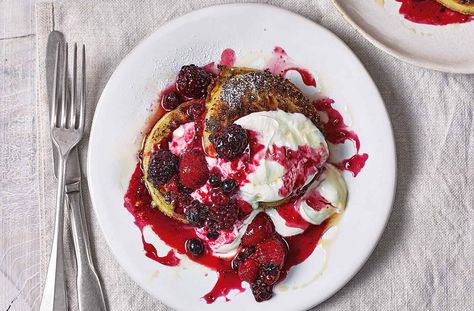 Crumpet French toast recipe Crumpets Toppings, British Breakfast Recipes, Breakfast In Bed Ideas, Crumpet Recipe, British Breakfast, Classic French Toast, Tesco Real Food, Berry Compote, Omelette Recipe