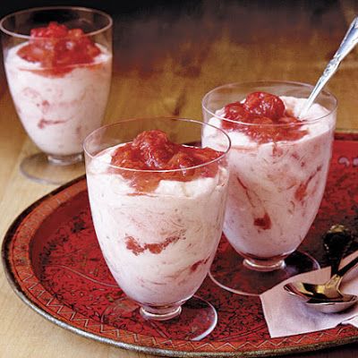 Strawberry-Rhubarb Fool @keyingredient #dessert #delicious Rhubarb Fool Recipe, How To Cook Rhubarb, Rhubarb Fool, Fool Recipe, Rhubarb Rhubarb, Spring Pasta Recipes, Light Summer Desserts, Living Foods, English Desserts