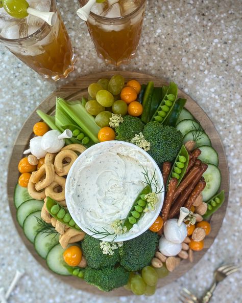 #golf #golflife #masters #pga #golfparty #cheeseboard Golf Theme Party Appetizers, Golf Themed Appetizers, Golf Inspired Food, Masters Golf Charcuterie Board, Green Themed Charcuterie Board, Golf Charcuterie Board, Surf And Turf Charcuterie Board, Creamy Cheese Dip, Dream Boards