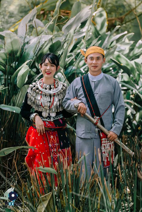 Kachin Traditional Dress, Instagram Profile Pic, Hmong Clothes, Cultural Fashion, Korean Wedding Photography, Wedding Photo Studio, Cartoon Love Photo, Outdoor Couple, Thai Traditional Dress