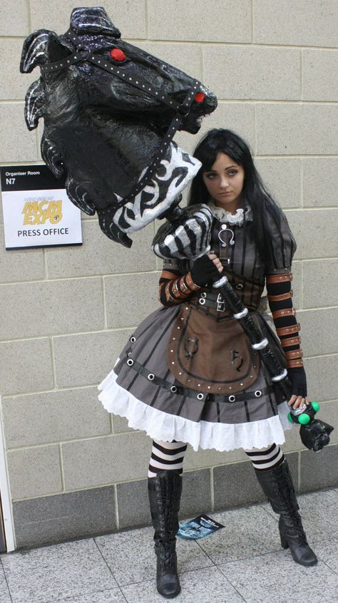 Alice madness returns and her hobby horse by ctamplincosplay Era Medieval, American Mcgee’s Alice, Horror Halloween Costumes, Alice Cosplay, Alice Liddell, Alice Madness Returns, Wonderland Costumes, Alice Madness, Steampunk Cosplay