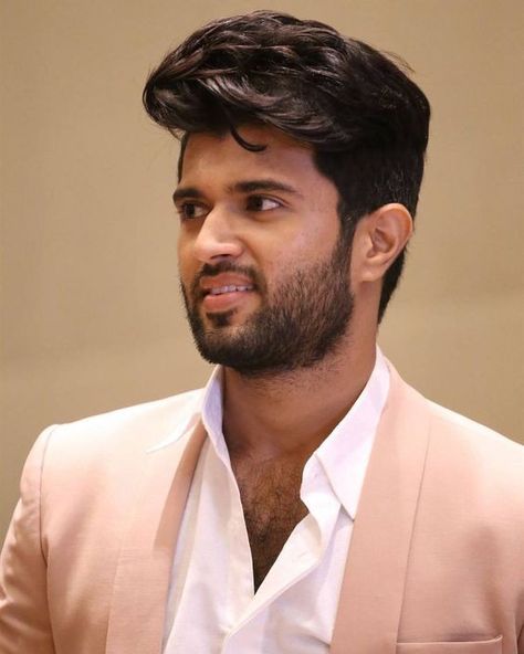 Follow me on insta banothsonu2000 and pinterest Vijay Devarakonda Hd Images, Vijay Devarakonda Hairstyle, Blonde Hair With Fringe, Short Textured Bob, Arjun Reddy, Telugu Hero, South Hero, Short Relaxed Hairstyles, Super Short Haircuts