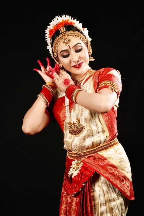 Shringaar Rasa Bharatnatyam Poses For Photoshoot, Classical Dance Makeup, Arangetram Photoshoot, Dance Makeup Looks, Bharatanatyam Makeup, Bharatnatyam Poses, Dance Shoot, Bharatanatyam Costume, Bharatanatyam Dancer