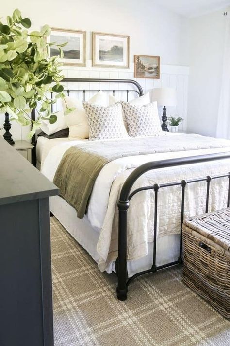 24 Cozy Farmhouse Bedroom Decor Ideas » Lady Decluttered King Size Farmhouse Beds, Modern Farmhouse Guest Bedroom, Modern Farmhouse Bedroom Ideas, Cozy Farmhouse Bedroom, Farmhouse Guest Bedroom, Moody Modern, Small Guest Bedroom, Farmhouse Bedroom Ideas, Farmhouse Bedroom Decor Ideas