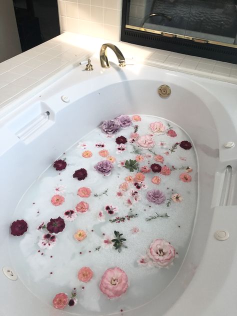 💐🌷🌹🥀🌺🌼🌸🌻 Milk Flower Bath, Bath Goals, Bath Aesthetic, Milk Bath Photography, Bath Photography, Inside A House, Bathtub Decor, Spiritual Bath, Bath Recipes