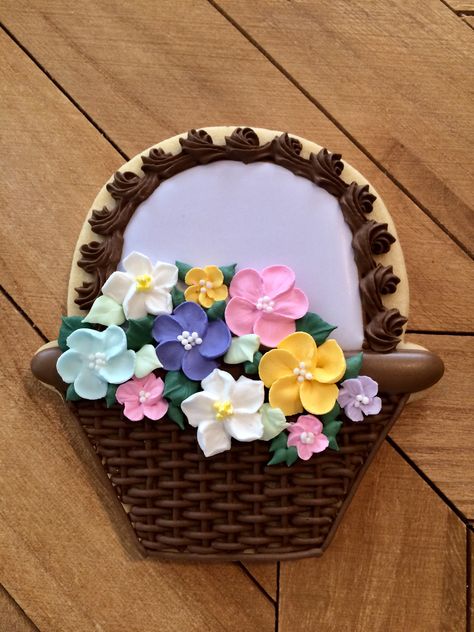 Easter Basket Cookies Decorated, Basket Cookies Decorated, Cookie Flowers, Easter Bark, Easter Basket Cake, Cake Basket, Flower Cookie, Royal Icing Flowers, Easter Sugar Cookies