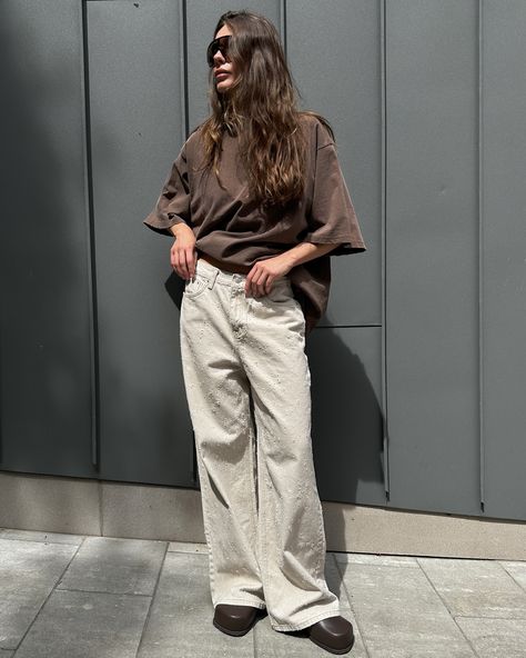 HIGHSTREET total look🤎 Oversized distressed t-shirt / color: brown / size: XS-XL / 2600₴ ⠀ Roughed-up jeans / color: off white / size: S, M, L / 3400₴ ⠀ highstreet.com.ua Brown Oversized Shirt, Trendy Oversized Brown Shirt, Oversized Brown Retro Top, Brown Oversized T Shirt, Oversized Brown Cotton T-shirt, Oversized Tshirt, Colored Jeans, Colorful Shirts, Womens Shirts