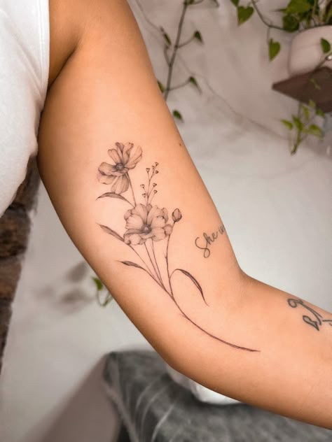 Black Fine Line Flower Tattoo, Tatoo Flowers Girl, Floral Mom Tattoo, Fineline Flower Tattoo Arm, Delicate Tattoo Flower, Cute Flower Tattoos On Arm, Stippling Tattoo Flower, Artist Tattoos For Women, Flowers With Stems Tattoo